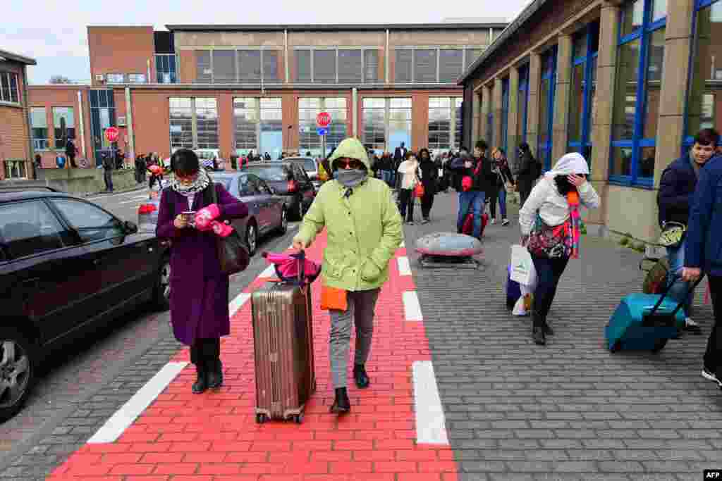 Penumpang dievakuasi dari bandara Zaventem di Brussels, menyusul ledakan di tempat itu dan sebuah stasiun metro, yang menewaskan 21 orang (22/3). (AFP/John Thys)
