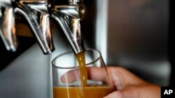 Ilustracija: Barmen toči pivo domaće proizvodnje u Bafalo Gruvu u Ilinoisu, 9. februara 2022. goddine. (Foto: AP/Nam Y. Huh)