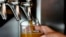 Ilustracija: Barmen toči pivo domaće proizvodnje u Bafalo Gruvu u Ilinoisu, 9. februara 2022. goddine. (Foto: AP/Nam Y. Huh)
