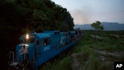 Sebuah kereta api barang melintasi rel antara kota Arriaga dan Chahuites, Meksiko (Foto: dok).