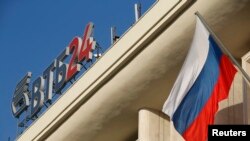 지난 20일 러시아에서 두번째로 큰 은행인 VTB 은행이 올해 3분기 순이익이 98퍼센트로 떨어졌다고 밝혔다. 모스크바의 VTB 은행 건물.