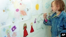 Menurut Tracy Councill, seorang terapis seni yang mendirikan Tracy’s Kids di Rumah Sakit Georgetown, terlibat dalam proses seni dapat membuat seseorang menjadi sangat berani dan santai di tempat yang sangat menakutkan (foto: dok).