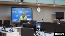 Tersangka kejahatan perang Sudang Ali Kushayb tampak pada layar dalam persidangan di Pengadilan Kejahatan Internasional di Den Haag, Belanda, pada 15 Juni 2020. (Foto: Reuters)