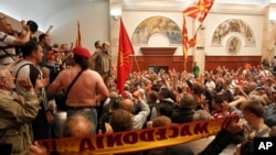 Para pengunjuk rasa memasuki gedung parlemen di Skopje, Makedonia, 27 April 2017. (AP Photo/Boris Grdanoski) 