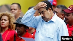 Presiden Venezuela Nicolas Maduro di tengah demonstrasi pro-pemerintah di Caracas (31/5). (Reuters/Carlos Garcia Rawlins)
