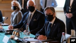 រដ្ឋមន្ត្រី​ការបរទេស​សហរដ្ឋ​អាមេរិក​លោក Antony Blinken (ស្តាំ) ចូលរួម​កិច្ចប្រជុំ​ជាមួយ​រដ្ឋមន្ត្រី​ការបរទេស​បារាំង​លោក Jean-Yves Le Drian (មិន​នៅ​ក្នុង​រូប) នៅ​ទីក្រុង​ប៉ារីស ប្រទេស​បារាំង នៅ​ថ្ងៃទី៥ ខែតុលា ឆ្នាំ២០២១។