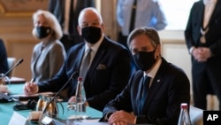 Le secrétaire d'État américain Antony Blinken, à droite, rencontre le ministre français des Affaires étrangères Jean-Yves Le Drian au ministère français des Affaires étrangères à Paris, le mardi 5 octobre 2021. (AP Photo/Patrick Semansky, Pool)