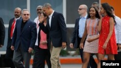 Le président américain Barack Obama et ses filles Malia et Sasha sont accompagnés par le président by cubain Raul Castro pendant qu'ils se dirigeaient vers Air Force One. 