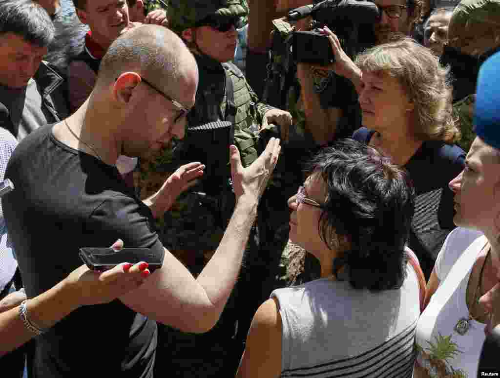 Prime Minister Arseny Yatseniuk (left) speaks to residents during a meeting, in Slovyansk, July 16, 2014.