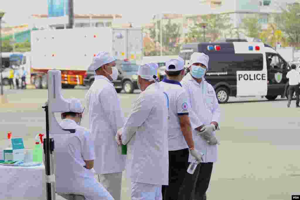 ទិដ្ឋភាព​កម្ពុជា​ត្រៀម​ទទួល​វ៉ាក់សាំង​បង្ការ​ជំងឺ​កូវីដ​១៩​ SARs-CoV-2 Vaccine (Sinopharm) មក​​ពីប្រទេស​ចិន​ នៅ​អាកាស​យាន​ដ្ឋាន​អន្តរជាតិ​ភ្នំពេញ​ ថ្ងៃទី៧​ ខែ​កុម្ភៈ​ ឆ្នាំ​២០២១​។&#160;(ហ៊ាន សុជាតា/វីអូអេ)