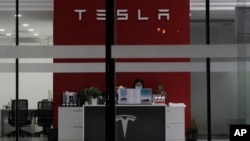 资料照：特斯拉在北京办公室的一名接待人员 （2022年1月4日） 