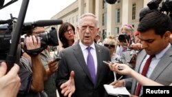 짐 매티스 미 국방장관이 20일 버지니아 알링턴 펜타곤에서 기자들의 질문에 답하고 있다. 