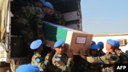 종글레이주 아코보 지역에서 사망한 유엔 평화유지군의 시신이 옮겨지고 있다.
