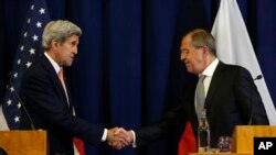 Menteri Luar Negeri AS John Kerry (kiri) dan mitranya dari Rusia Sergei Lavrov berjabat tangan dalam konferensi pers gabungan di Jenewa, Swiss (9/9).