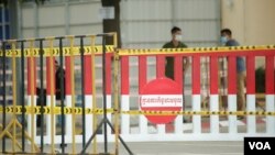 អាជ្ញាធររឹតបន្តឹងការធ្វើដំណើរ ក្នុងអំឡុងពេលដាក់បំរាមគោចរ ដើម្បីទប់ស្កាត់ការរីរាលដាល នៃជំងឺកូវីដ១៩ រាជធានីភ្នំពេញថ្ងៃទី១៥ ខែមេសា ឆ្នាំ២០២១។ (ហ៊ាន សុជាតា/វីអូអេ)