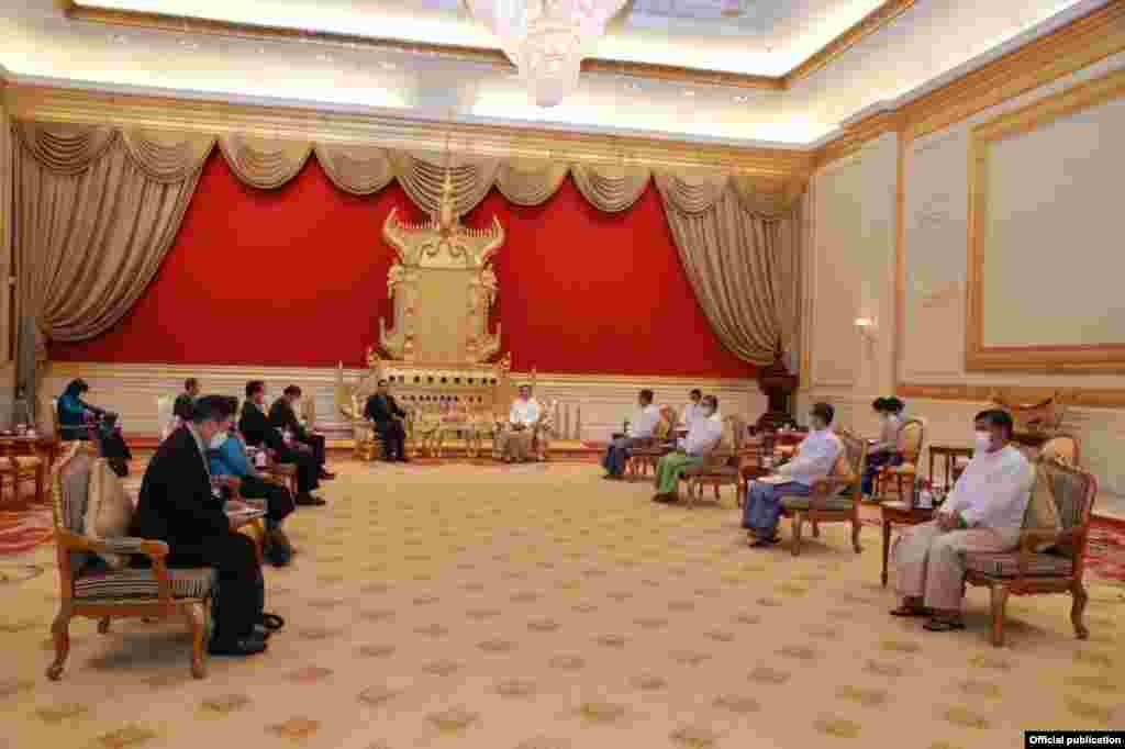 លោក​ឧត្តម​សេនីយ​ មីន អ៊ុងឡាំង (Min Aung Hlaing) ទទួល​ស្វាគមន៍​លោក ហ៊ុន សែន ដែល​ជា​នាយក​រដ្ឋមន្ត្រី​កម្ពុជា និង​ជា​ប្រធាន​អាស៊ាន នៅ​រដ្ឋធានី​ណៃពិដោ ប្រទេស​មីយ៉ាន់ម៉ា កាលពី​ថ្ងៃទី៧ ខែមករា ឆ្នាំ២០២២។