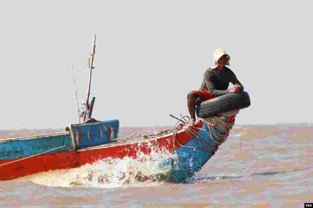 អ្នក​នេសាទ​ម្នាក់​អង្គុយ​នៅ​ក្បាល​ទូក​ ខណៈពេល​ត្រលប់​មក​ពី​រក​ត្រី​វិញ​លើ​បឹង​ទន្លេ​សាប នៅ​ក្បែរ​ភូមិ​កំពង់​ភ្លុក​ ខេត្ត​សៀមរាប​ កាល​ពី​ថ្ងៃ​ទី​៥​ ខែ​ធ្នូ​ ឆ្នាំ​២០១៥។​ នៅ​ឆ្នាំ​នេះ​ ទឹក​ទន្លេ​តូច​ជាង​ធម្មតា​ ដែល​ធ្វើ​ឲ្យ​ប្រជានេសាទ​មាន​ការ​លំបាក​ក្នុង​ការនេសាទ​ ដោយ​ត្រូវ​​ទៅ​នេសាទ​នៅ​ទឹក​ជ្រៅ​ៗ ហើយ​បាន​ផល​នេសាទ​បាន​តិច​ជាង​មុន។​ (នូវ​ ពៅ​លក្ខិណា/VOA)​