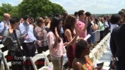 100 New US Citizens Sworn In