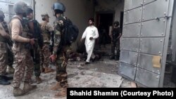 Polisi Pakistan pasca penyerbuan terhadap tempat persembunyian militan di Peshawar, Selasa (16/4). 