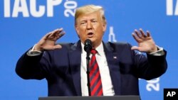 រូបឯកសារ៖ ប្រធានាធិបតីអាមេរិកលោក ដូណាល់ ត្រាំ ថ្លែងនៅក្នុងសន្និបាតសមាគមប៉ូលិស​ កាលពីថ្ងៃទី២៨ ខែតុលា ឆ្នាំ២០១៩ នៅក្រុង Chicago។ 