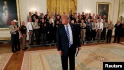 Presiden Donald Trump mendengarkan pertanyaan dari media mengenai kolom opini di harian New York Times yang ditulis oleh penulis anonim, Gedung Putih, Washington, 5 September 2018.