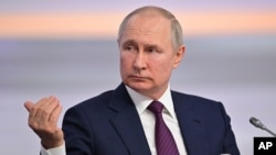 Presiden Rusia Vladimir Putin menghadiri pertemuan Dewan Antarpemerintah Eurasia dan Dewan Kepala Pemerintahan Dewan Persemakmuran Negara-Negara Merdeka (CIS) di Sochi, Rusia, Jumat, 9 Juni 2023. (Ramil Sitdikov, Sputnik , Kremlin melalui AP)