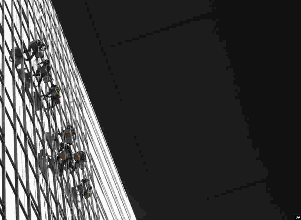 បុគ្គលិក​សម្អាត​បង្អួច​នៅ​អគារ​មួយ​នៅ​ទីក្រុង​សេអ៊ូល​ប្រទេស​កូរ៉េ​ខាងត្បូង។