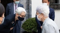 지난 7월 일본을 방문한 웬디 셔먼 국무부 부장관이 일본인 납북 피해자 요코다 메구미의 모친 요코다 사키에와 인사하고 있다. 출처=국무부 부장관 트위터