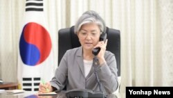 강경화 한국 외교부 장관이 지난달 21일 서울 외교부 청사에서 기시다 후미오 일본 외무상과 통화하고 있다. (자료사진)