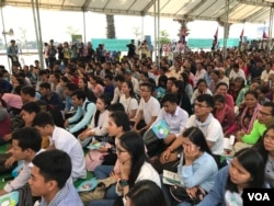 More than 1,000 people from various communities attend the 28th anniversary of signing of the Paris Peace Agreement, in Phnom Penh, Cambodia, on Oct. 23, 2019. (Hul Reaksmey/VOA Khmer)
