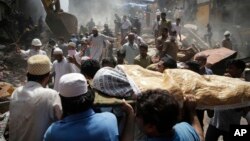 សាកសព​របស់​ជនរងគ្រោះ​ម្នាក់​ត្រូវ​បាន​សែង​ចេញ​ពី​កន្លែង​នៃ​ការ​ដួល​រលំ​អាគារ​នៅ​ក្នុង​ក្រុង Mumbai ប្រទេស​ឥណ្ឌា កាលពី​ថ្ងៃទី៣១ ខែសីហា ឆ្នាំ២០១៧។