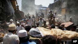 Mayat korban dipindahkan dari lokasi reruntuhan bangunan di Mumbai, India, 31 Agustus 2017. Sebuah bangunan berlantai lima di Mumbai, ibukota keuangan India, ambruk, Kamis (31/8) setelah hujan lebat melanda India bagian barat. (AP Photo/Rafiq Maqbool) 
