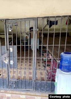 Kondisi puluhan laki-laki yang ditemukan di dalam kerangkeng di belakang rumah Bupati Langkat Terbit Rencana Perangin Angin hari Senin (24/1). Courtesy: Migrant Care