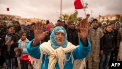 Les Marocains scandent des slogans lors d'une protestation contre la mort de deux frères dans une mine de charbon abandonnée dans la ville de Jerada, au nord-est, à 60 kilomètres au sud-ouest d'Oujda, le 27 décembre 2017.