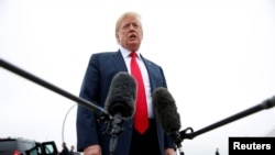 Presiden Amerika Serikat, Donald Trump di Pangkalan Militer Gabungan AS, Andrews, Maryland, setibanya dari kunjungan ke Houston sebelum bertolak kembali ke Washington, D.C., 31 Mei 2018.