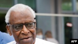 Lamine Diack, ancien président de l'IAAF quitte le Tribunal de Paris, France, le 10 juin 2020. 
