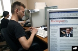 FILE - Activists of opposition United Civil Front led by former chess champion Garry Kasparov, work with their party Web site, Moscow.