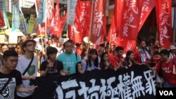 បាតុកម្ម​នៅ​ក្រុង​ហុង​កុង​ដោយ​សារ​ការ​ចាប់​លោក លោក Joshua Wong, Nathan Law និង​ Alex Chow​ ដាក់​ពន្ធនាគារ។