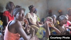 Perempuan warga desa Boukoloma di Guinea mendengarkan pesan-pesan mengenai pencegahan Ebola.