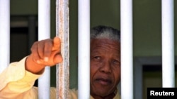 Aliyekuwa rais wa Afrika kusini Nelson Mandela alipokuwa katika gereza la Robben. Marais wote wa Afrika kusini walioingia madarakani baada ya Mandela wamehusishwa na kashfa za ufisadi.