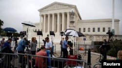 Novinari i reporteri tokom prvog dana sudije Breta Kavanoa u Vrhovnom sudu, ispred zdanja Vrhovnog suda u Vašingtonu, 9. oktobra 2018.