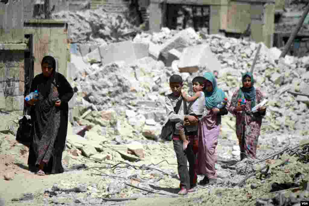 Families fleeing are starving and crying out for water as they reach Iraqi forces in Mosul, July 5, 2017. (H. Murdock/VOA)