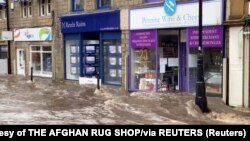 Poplavljena ulica u Zapadnom Jorkširu u Velikoj Britaniji (Foto: AFGHAN RUG SHOP/via REUTERS)