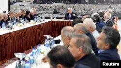 Presiden Palestina Mahmoud Abbas berbicara dalam pertemuan pemimpin Palestina di Ramallah, di wilayah pendudukan Tepi Barat, 19 Maret 2018.