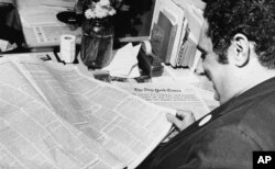 Pomoćnih urednika Njujork tajmsa Džerald Gold član tima koji je radio na "Pentagon papirima" fotografisan kako posmatra 12 stranica teksta o tome, pošto je Vrhovni sud dozvolio njegovo objavljivanje.