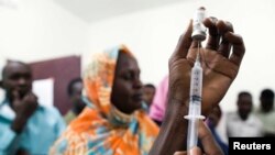 Pemberian vaksinasi sakit demam kuning di sebuah rumah sakit di El Geneina, Darfur Barat, Sudan. (Foto: Dok)