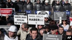 Istanbul ko'chalarida jurnalistlar namoyishda. Ular hukumatni tinimsiz bosimda ayblaydi. 