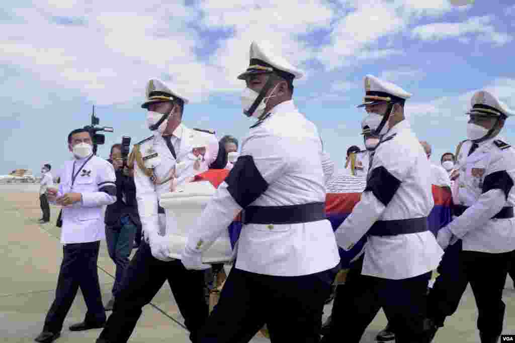 ព្រះសព​សម្តេច​ក្រុមព្រះ​ នរោត្តម​ រណឫទ្ធិ​ ត្រូវ​បាន​ដឹក​មក​ដល់​ព្រលាន​យន្តហោះ​អន្តរជាតិ​ភ្នំពេញ នៅថ្ងៃ​អាទិត្យ​ទី​៥​ ខែធ្នូ​ ឆ្នាំ​២០២១។​ (ហ៊ាន សុជាតា/វីអូអេ)