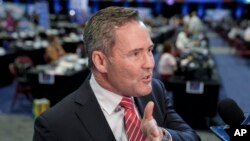 Michael Waltz razgovara s novinarima u Filadelfiji, Pensilvanija, 10. septembra 2024.