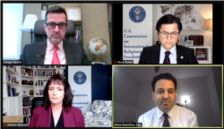 Islom Karimov davrida dindorligi uchun qamalganlar soni 10 mingga yaqinlashgan, deyiladi AQSh Xalqaro diniy erkinlik komissiyasi hisobotida. Lekin O'zbekiston hukumati bu borada biror raqam ko'rsatmaydi. Suratda AQSh Xalqaro diniy erkinlik komissiyasi raisi Nadin Maenza (chapdan pastda), hisobot muallifi Stiv Sverdlov, komissiya raisi o'rinbosari Nuri Turkel va tashkilot eksperti Dvayt Bashir, Vashington, 13-oktabr, 2021.